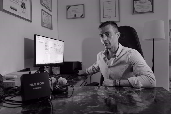 Sérgio Filipe, terapeuta integrativo a realizar leitura NLS Metatron