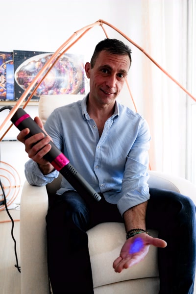 Sérgio Filipe, terapeuta integrativo a aplicar terapia Terahertz